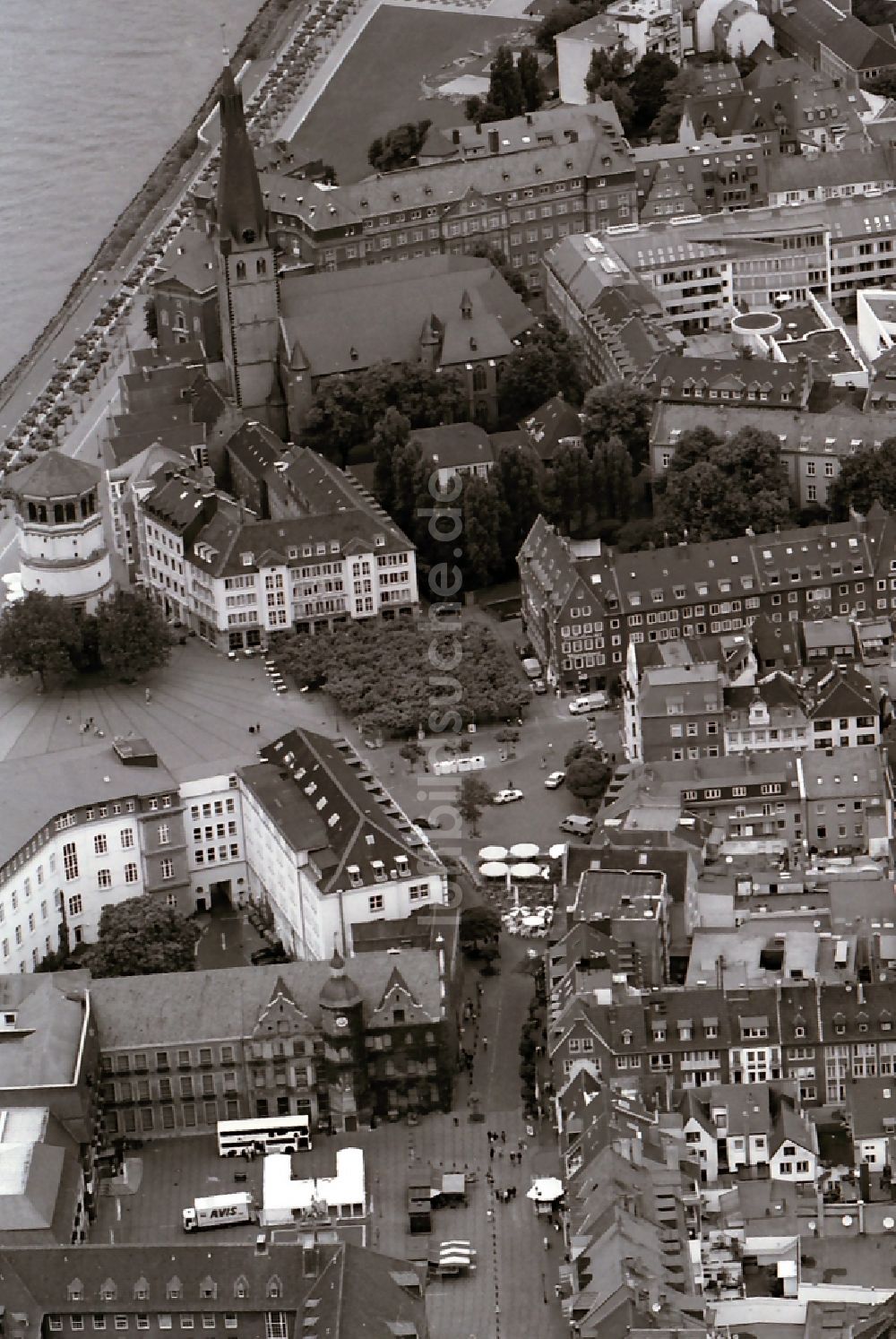 Luftbild Düsseldorf - Altstadt am Rhein am Rathaus, Schlossturm und der Kirche St. Lambertus in Düsseldorf im Bundesland Nordrhein-Westfalen