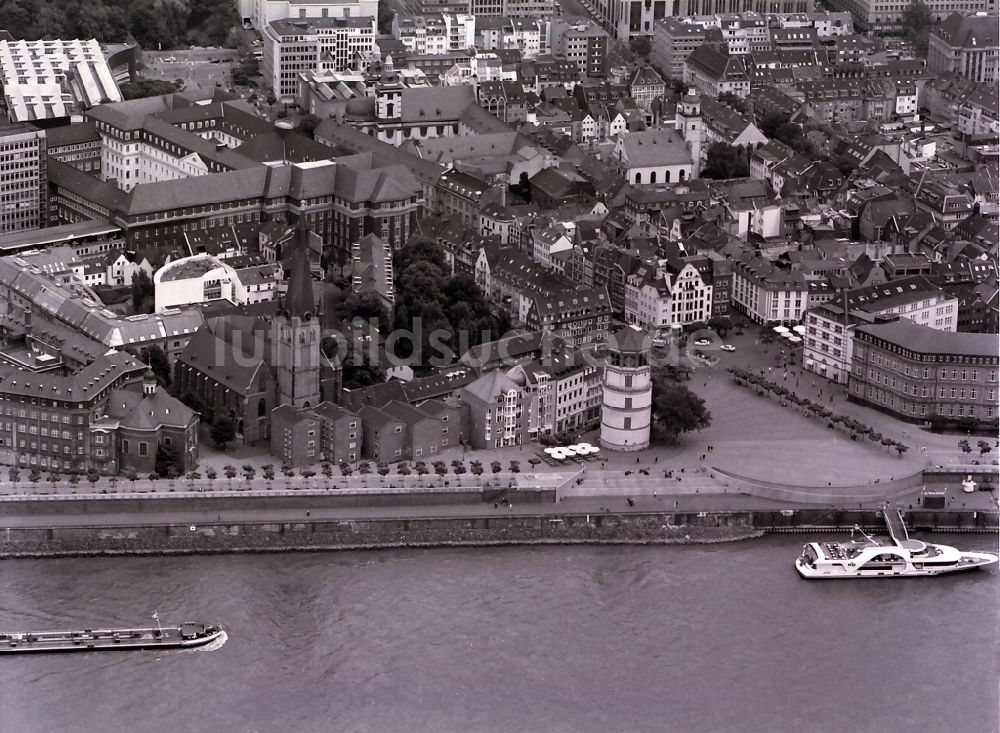 Luftbild Düsseldorf - Altstadt Rheinpromenade am Burgplatz mit Kirche St. Lambertus und Schlossturm in Düsseldorf Nordrhein-Westfalen