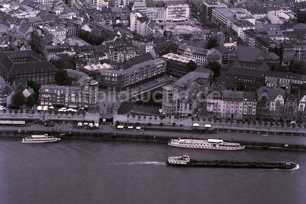 Luftaufnahme Düsseldorf - Altstadt mit der Rheinpromenade am Ufer des Rhein in Düsseldorf Nordrhein-Westfalen