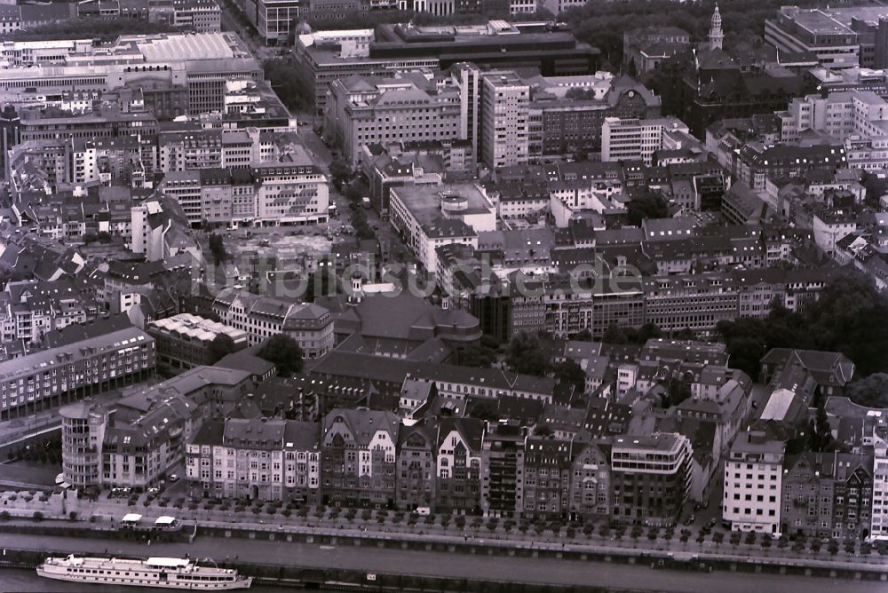 Düsseldorf von oben - Altstadt mit der Rheinpromenade am Ufer des Rhein in Düsseldorf Nordrhein-Westfalen