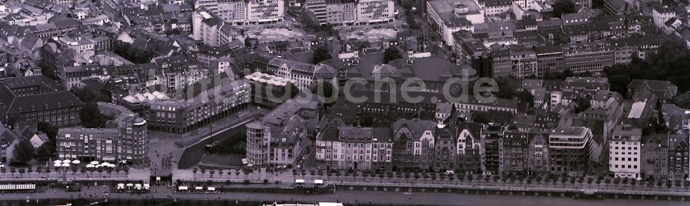 Düsseldorf aus der Vogelperspektive: Altstadt mit der Rheinpromenade am Ufer des Rhein in Düsseldorf Nordrhein-Westfalen