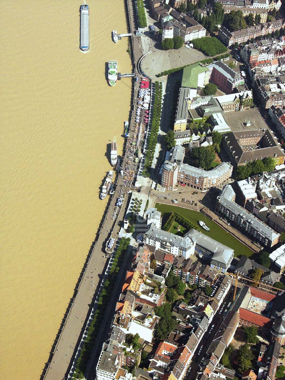 Düsseldorf (NRW) aus der Vogelperspektive: Altstadt und Rheinufer - Düsseldorf (NRW)