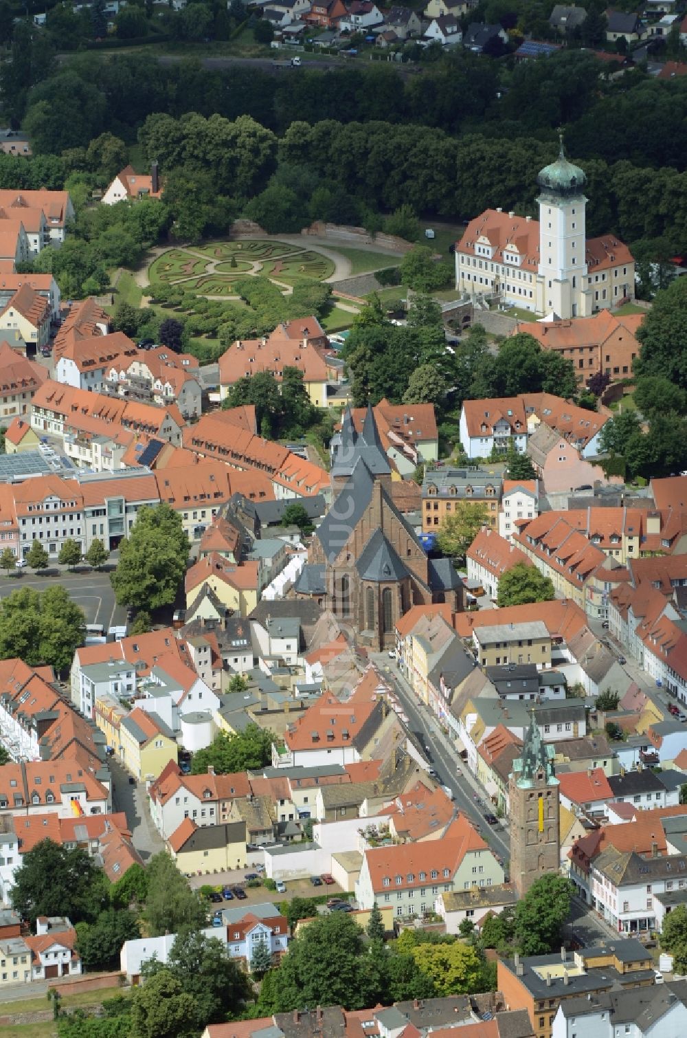 Luftaufnahme Delitzsch - Altstadt mit der Stadtkirche St. Peter und Paul und Schloss mit Schlossgarten in Delitzsch in Sachsen