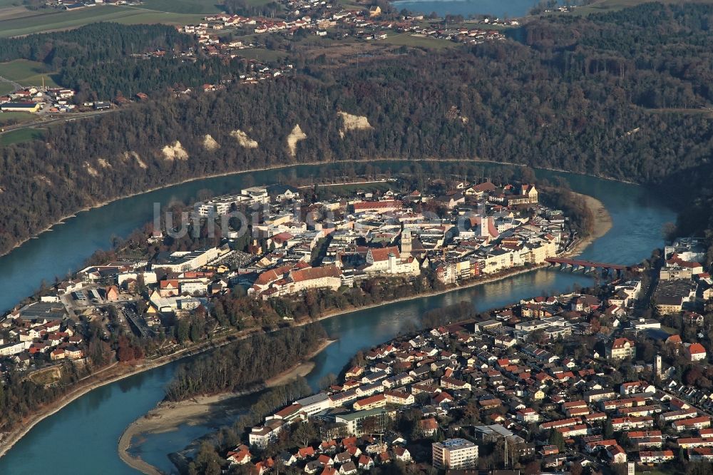 Luftaufnahme Wasserburg am Inn - Altstadt und Zentrum der Halbinsel von Wasserburg am Inn im Bundesland Bayern