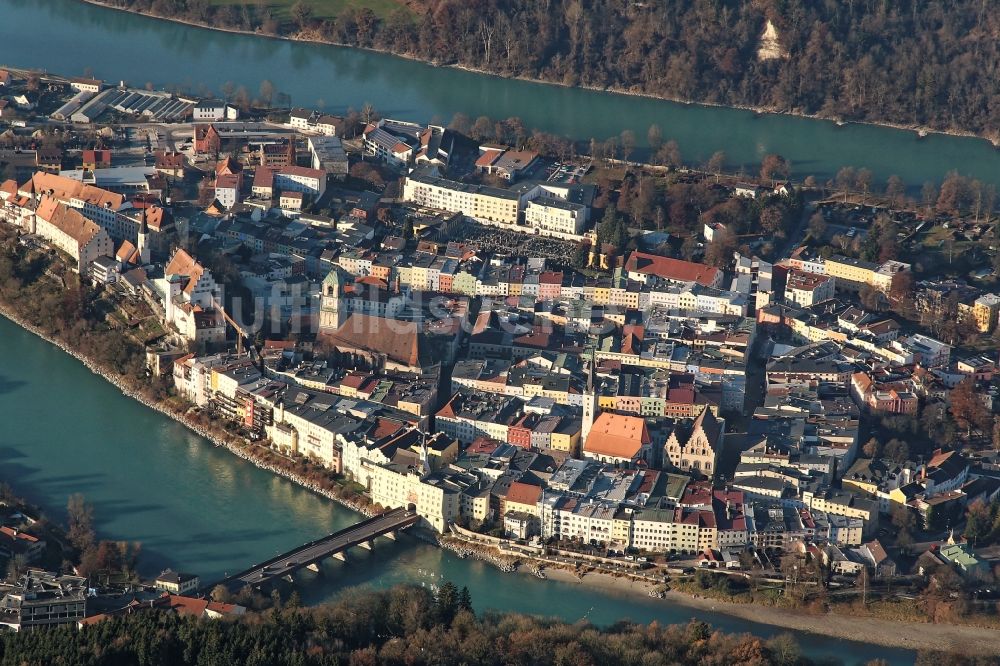 Wasserburg am Inn von oben - Altstadt und Zentrum der Halbinsel von Wasserburg am Inn im Bundesland Bayern