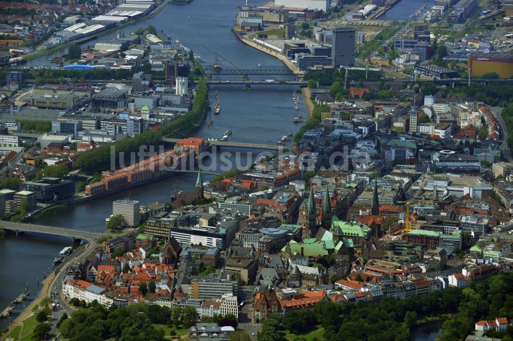 Luftbild Bremen - Altstadt- Zentrum der Innenstadt am Marktplatz mit dem am Rathaus und Dom zu Bremen