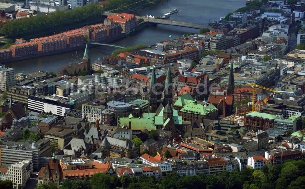 Luftaufnahme Bremen - Altstadt- Zentrum der Innenstadt am Marktplatz mit dem am Rathaus und Dom zu Bremen