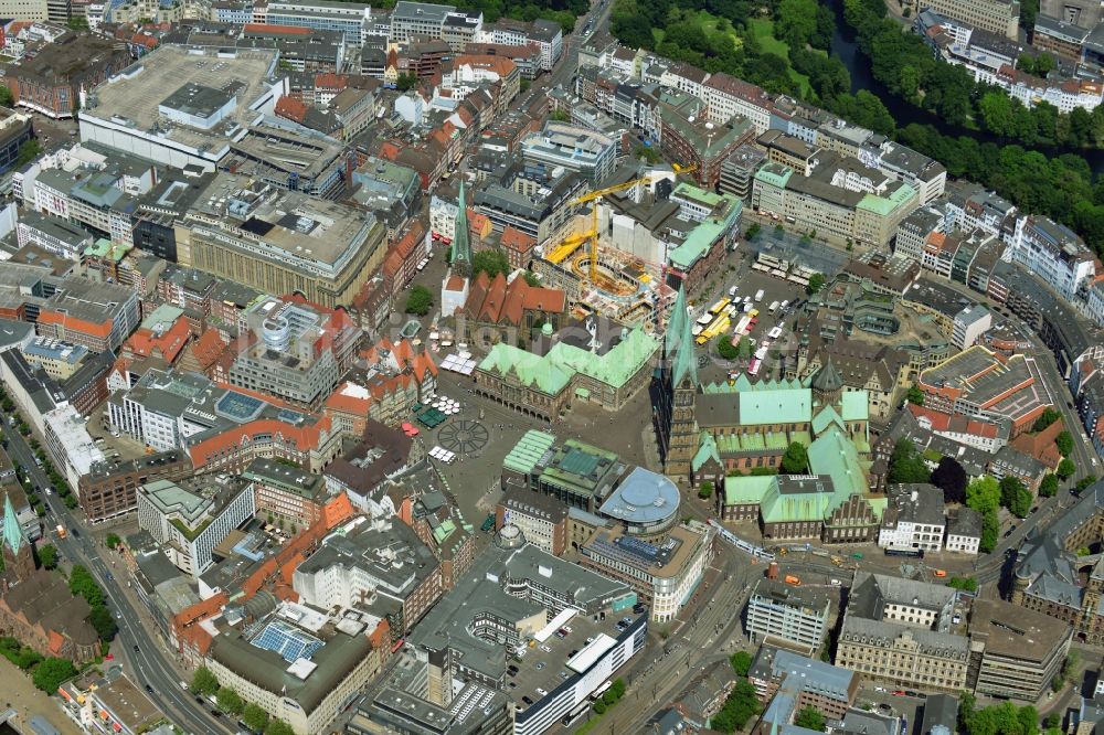 Bremen von oben - Altstadt- Zentrum der Innenstadt am Marktplatz mit dem am Rathaus und Dom zu Bremen