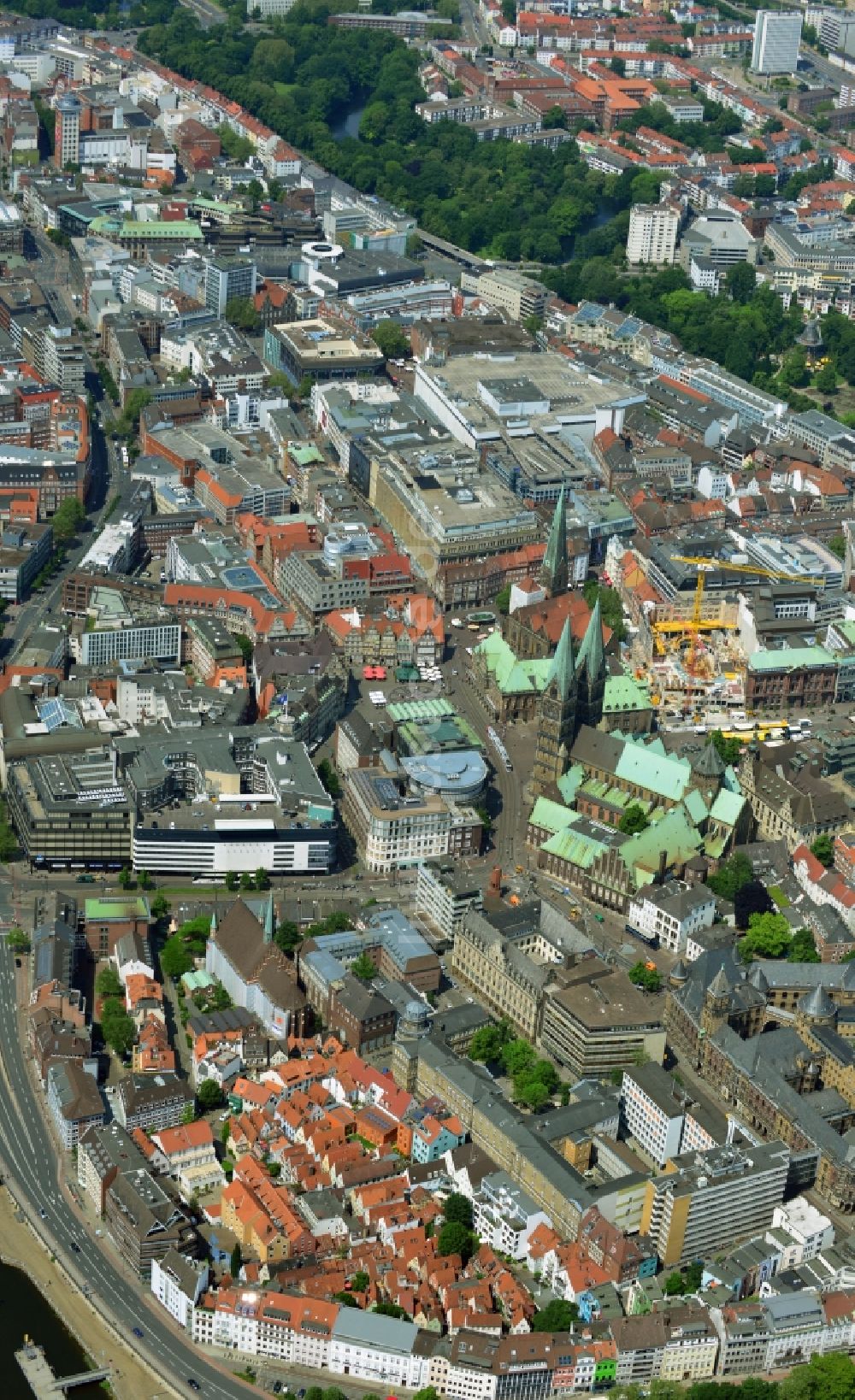 Bremen aus der Vogelperspektive: Altstadt- Zentrum der Innenstadt am Marktplatz mit dem am Rathaus und Dom zu Bremen