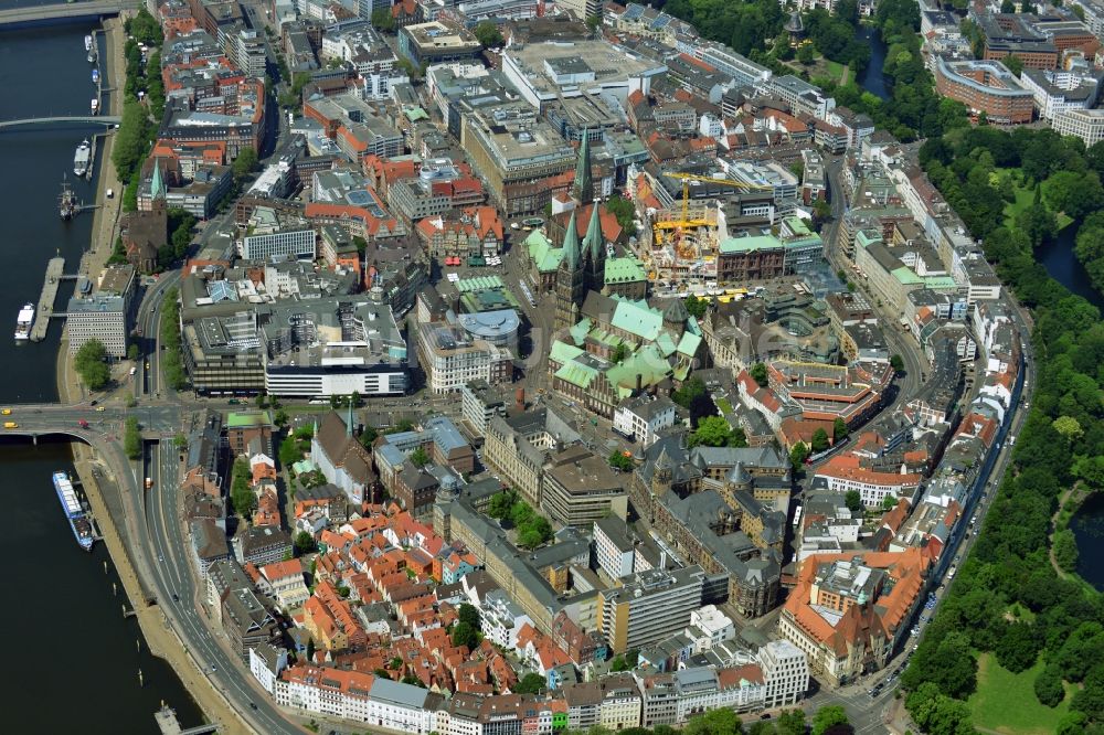 Luftbild Bremen - Altstadt- Zentrum der Innenstadt am Marktplatz mit dem am Rathaus und Dom zu Bremen