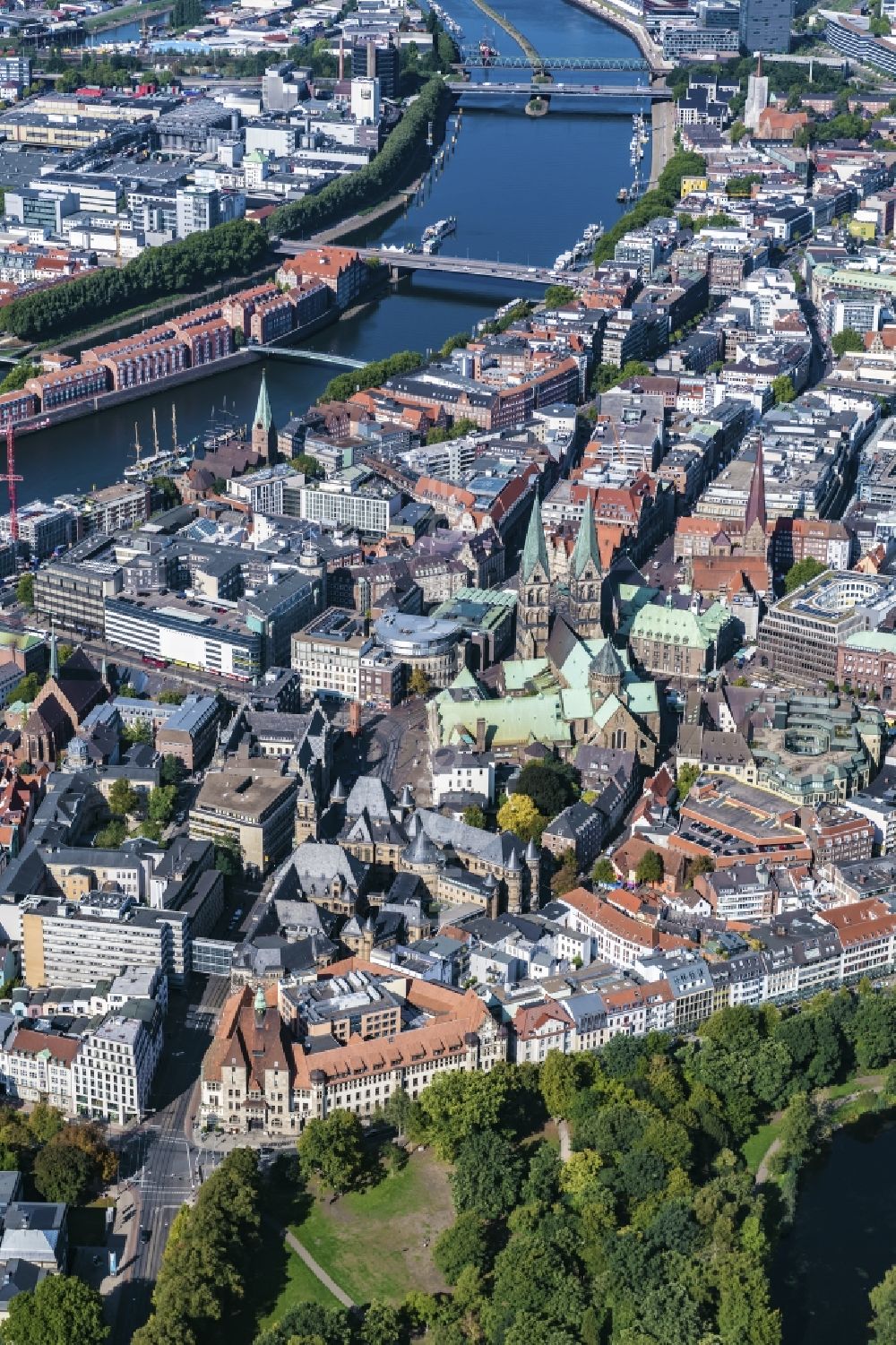 Luftaufnahme Bremen - Altstadt- Zentrum mit dem Kirchengebäude des St. Petri Doms in Bremen, Deutschland