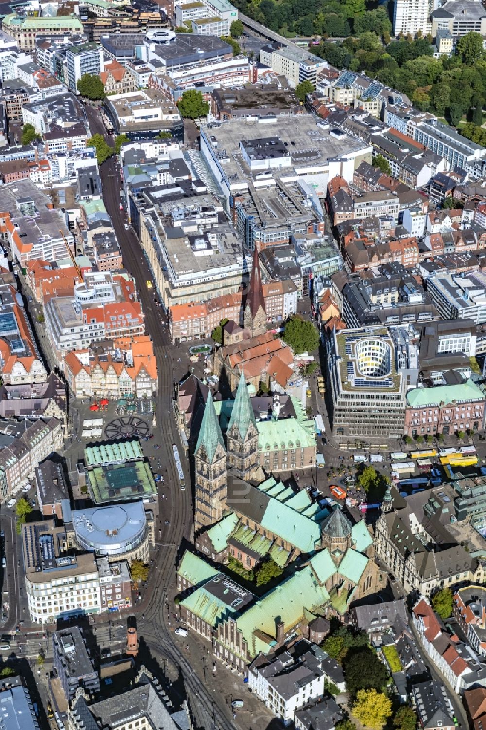 Luftaufnahme Bremen - Altstadt- Zentrum mit dem Kirchengebäude des St. Petri Doms in Bremen, Deutschland