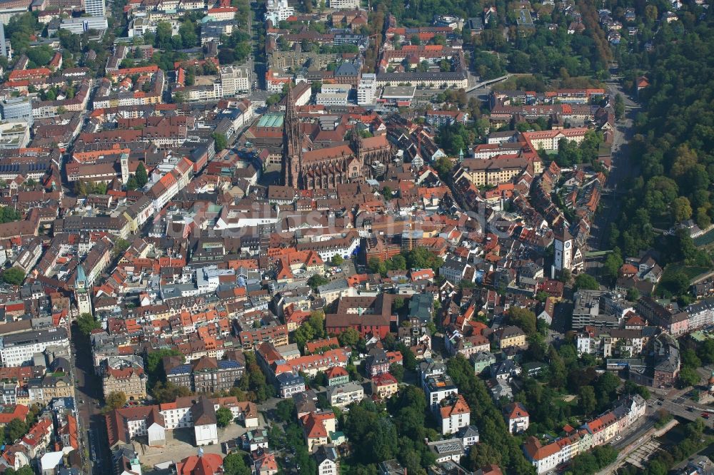 Freiburg im Breisgau aus der Vogelperspektive: Altstadtbereich mit gerüstfreiem Münster in Freiburg im Breisgau im Bundesland Baden-Württemberg