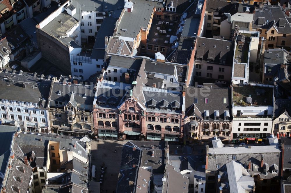 Wiesbaden aus der Vogelperspektive: Altstadtbereich der Innenstadt an der Langgasse im Zentrum von Wiesbaden im Bundesland Hessen