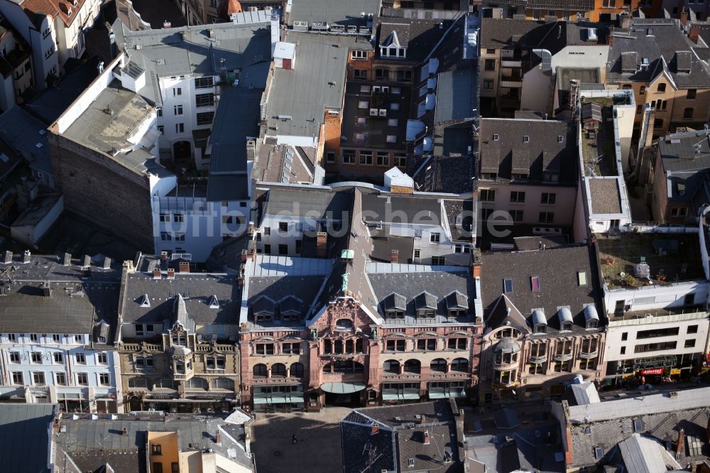 Luftaufnahme Wiesbaden - Altstadtbereich der Innenstadt an der Langgasse im Zentrum von Wiesbaden im Bundesland Hessen