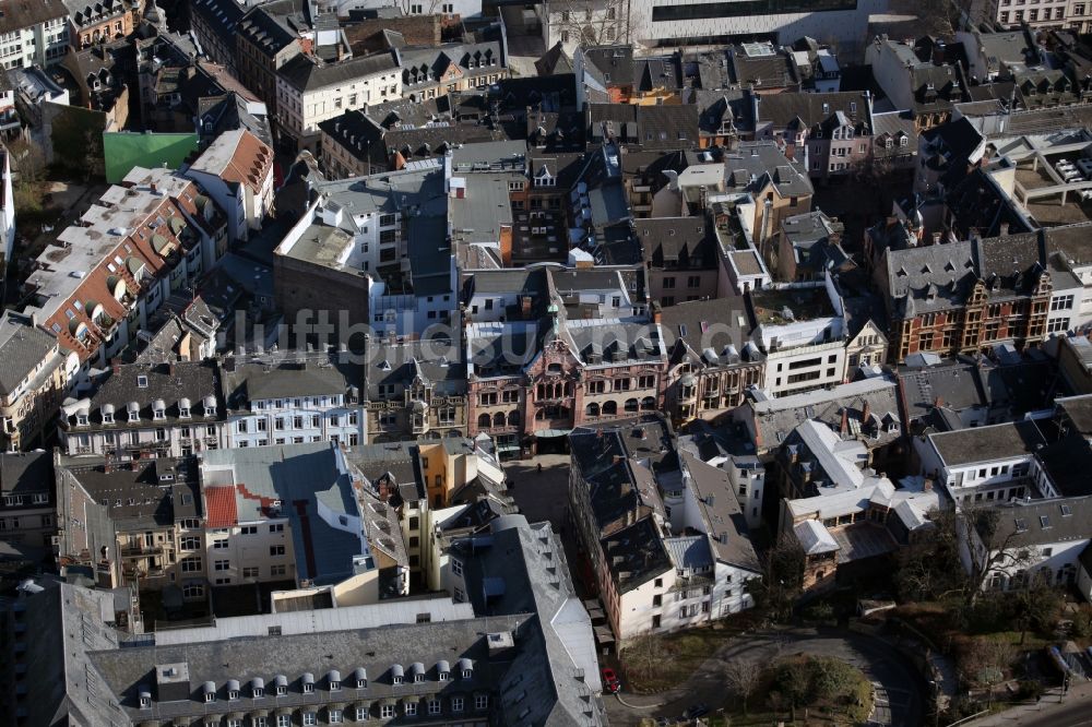 Wiesbaden von oben - Altstadtbereich der Innenstadt an der Langgasse im Zentrum von Wiesbaden im Bundesland Hessen