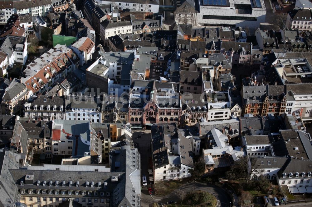 Wiesbaden aus der Vogelperspektive: Altstadtbereich der Innenstadt an der Langgasse im Zentrum von Wiesbaden im Bundesland Hessen