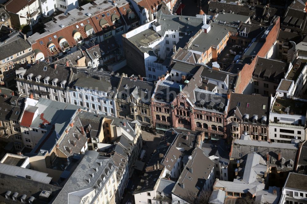 Luftaufnahme Wiesbaden - Altstadtbereich der Innenstadt an der Langgasse im Zentrum von Wiesbaden im Bundesland Hessen