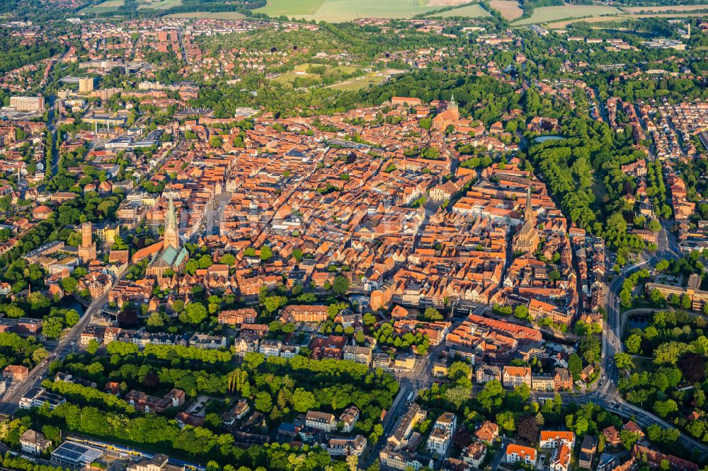 Lüneburg von oben - Altstadtbereich und Innenstadt in Lüneburg im Bundesland Niedersachsen, Deutschland