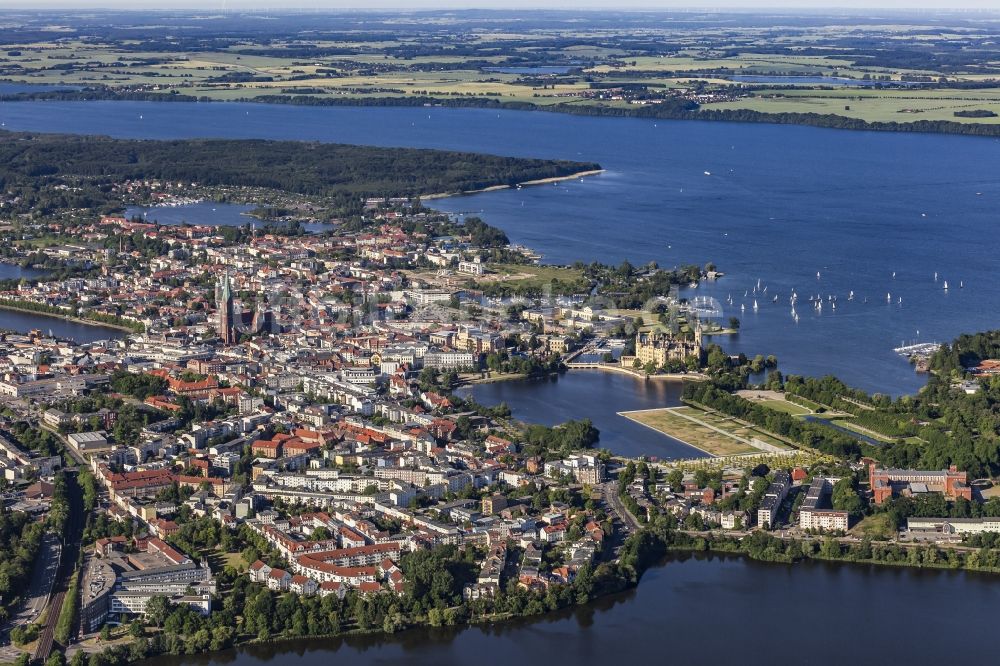 Schwerin aus der Vogelperspektive: Altstadtbereich und Innenstadt in Schwerin im Bundesland Mecklenburg-Vorpommern