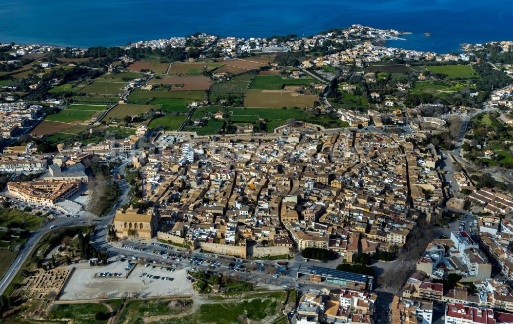 Alcudia aus der Vogelperspektive: Altstadtbereich und Innenstadtzentrum in Alcudia in Balearische Insel Mallorca, Spanien