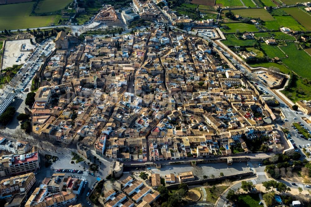 Luftbild Alcudia - Altstadtbereich und Innenstadtzentrum in Alcudia in Balearische Insel Mallorca, Spanien