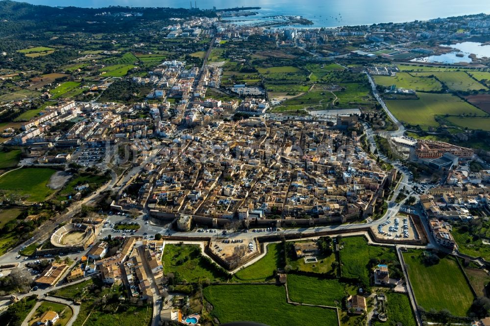 Alcudia von oben - Altstadtbereich und Innenstadtzentrum in Alcudia in Balearische Insel Mallorca, Spanien