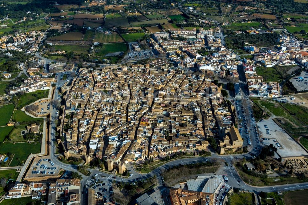 Alcudia aus der Vogelperspektive: Altstadtbereich und Innenstadtzentrum in Alcudia in Balearische Insel Mallorca, Spanien