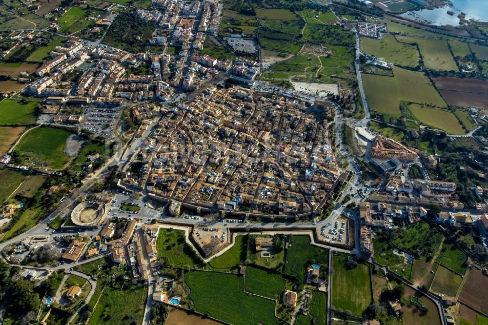 Luftaufnahme Alcudia - Altstadtbereich und Innenstadtzentrum in Alcudia in Balearische Insel Mallorca, Spanien