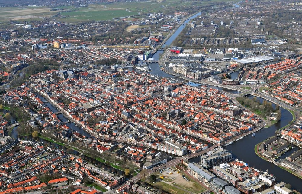 Alkmaar von oben - Altstadtbereich und Innenstadtzentrum in Alkmaar in Noord-Holland, Niederlande