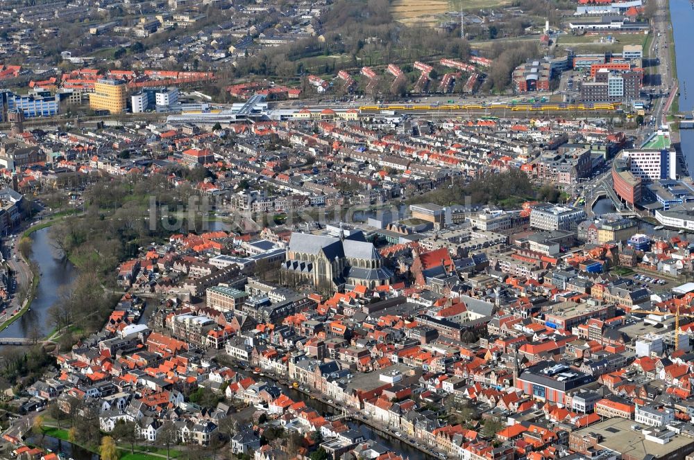 Alkmaar aus der Vogelperspektive: Altstadtbereich und Innenstadtzentrum in Alkmaar in Noord-Holland, Niederlande