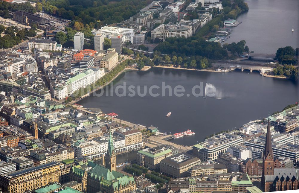 Hamburg von oben - Altstadtbereich und Innenstadtzentrum an der Alster in Hamburg, Deutschland