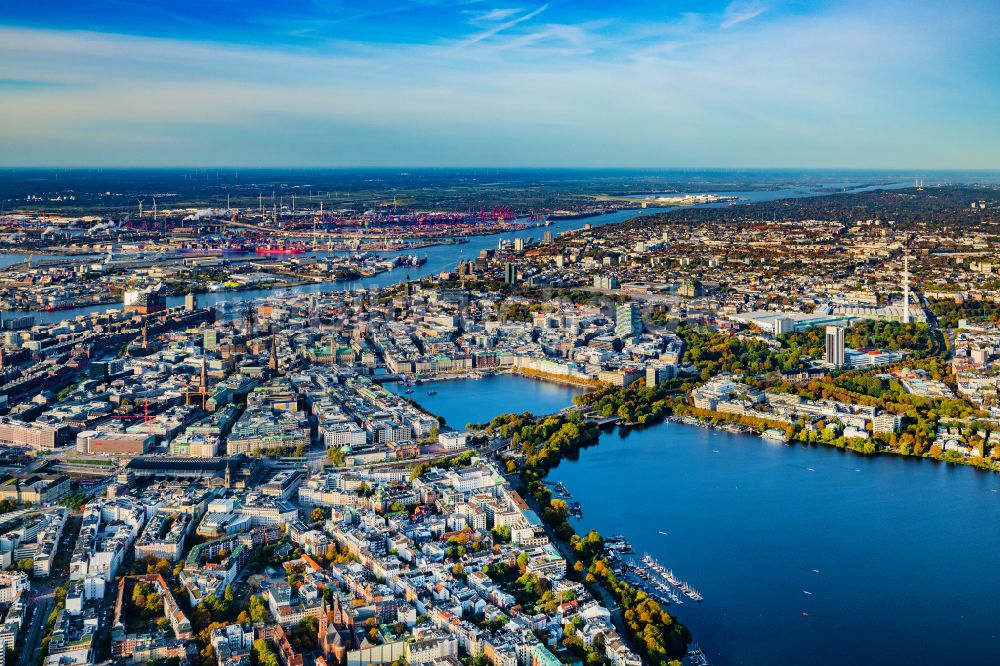 Hamburg aus der Vogelperspektive: Altstadtbereich und Innenstadtzentrum an der Alster in Hamburg, Deutschland