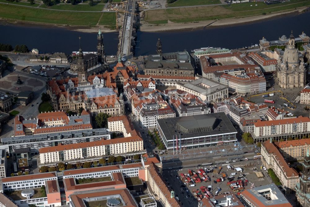 Luftaufnahme Dresden - Altstadtbereich und Innenstadtzentrum am Altmarkt mit Blick auf den Kulturpalast an der Schloßstraße in Dresden im Bundesland Sachsen, Deutschland