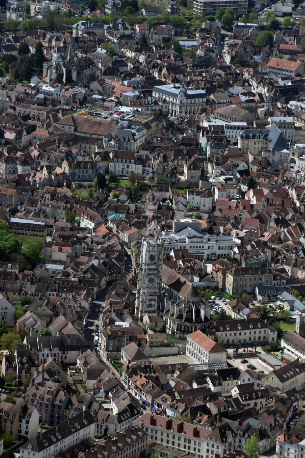 Luftaufnahme Auxerre - Altstadtbereich und Innenstadtzentrum in Auxerre in Bourgogne Franche-Comté, Frankreich