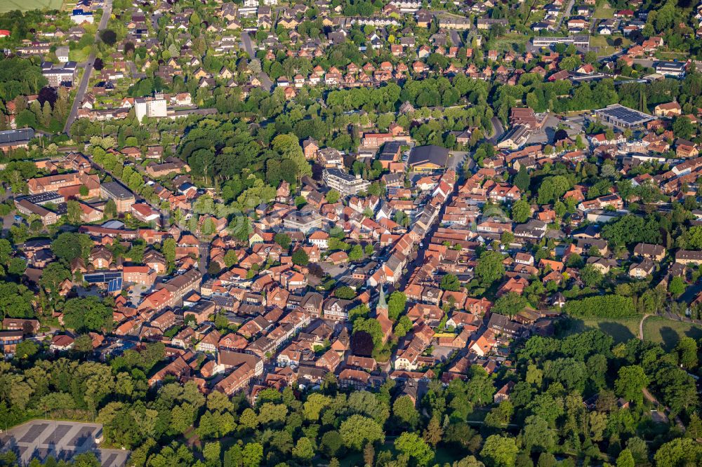 Bad Bevensen von oben - Altstadtbereich und Innenstadtzentrum in Bad Bevensen im Bundesland Niedersachsen, Deutschland