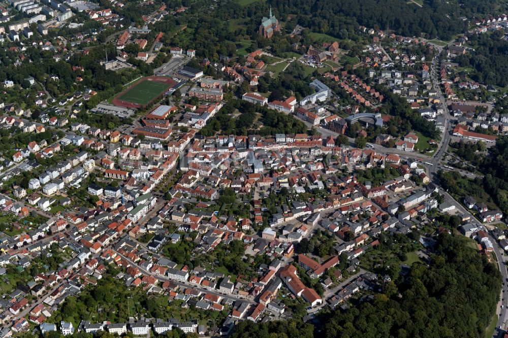 Bad Doberan aus der Vogelperspektive: Altstadtbereich und Innenstadtzentrum in Bad Doberan im Bundesland Mecklenburg-Vorpommern, Deutschland