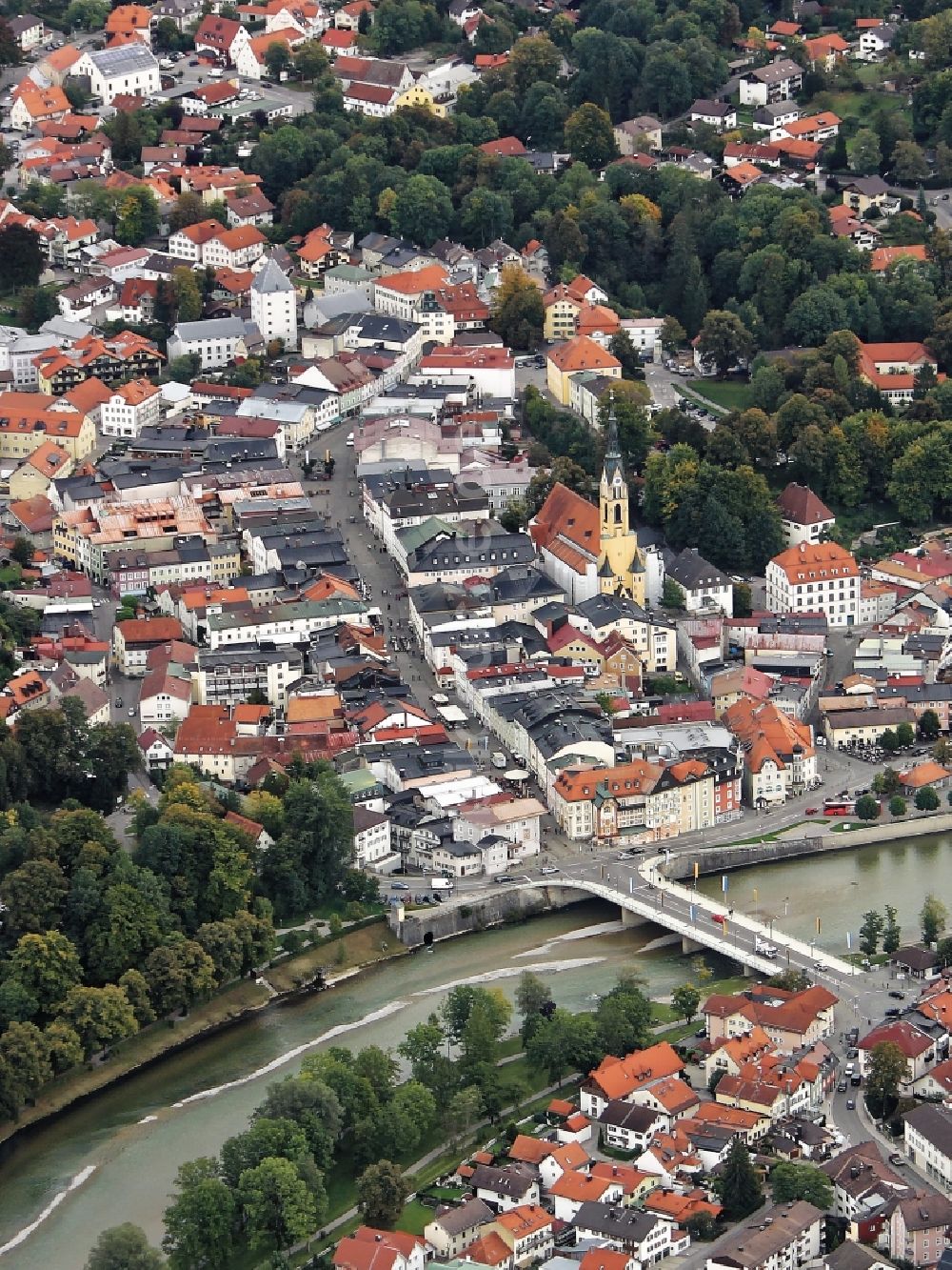 Bad Tölz aus der Vogelperspektive: Altstadtbereich und Innenstadtzentrum in Bad Tölz an der Isar mit Isarbrücke im Bundesland Bayern