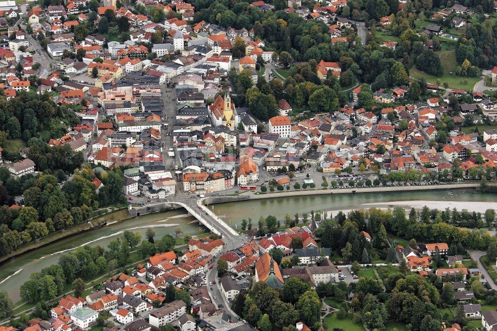 Luftaufnahme Bad Tölz - Altstadtbereich und Innenstadtzentrum in Bad Tölz an der Isar mit Isarbrücke im Bundesland Bayern