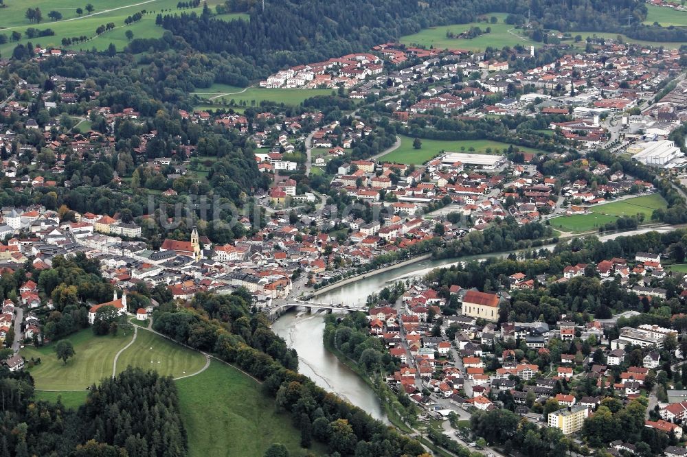 Luftaufnahme Bad Tölz - Altstadtbereich und Innenstadtzentrum in Bad Tölz an der Isar mit Kalvarienberg und Isarbrücke im Bundesland Bayern