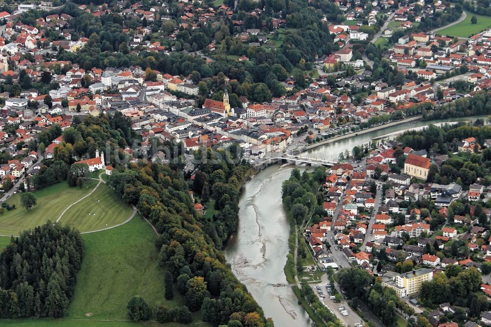 Bad Tölz von oben - Altstadtbereich und Innenstadtzentrum in Bad Tölz an der Isar mit Kalvarienberg und Isarbrücke im Bundesland Bayern