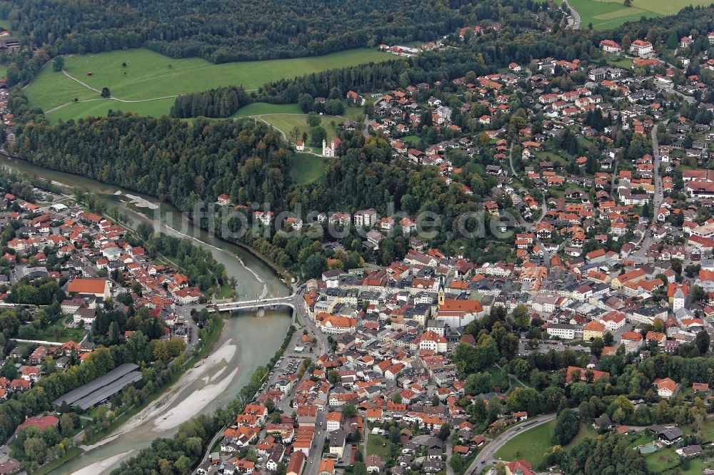 Luftbild Bad Tölz - Altstadtbereich und Innenstadtzentrum in Bad Tölz an der Isar mit Kalvarienberg und Isarbrücke im Bundesland Bayern