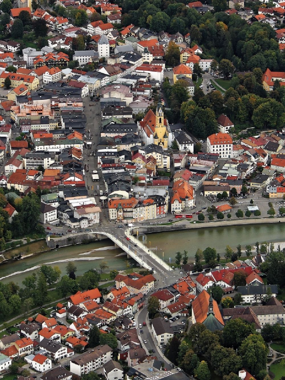 Luftaufnahme Bad Tölz - Altstadtbereich und Innenstadtzentrum in Bad Tölz an der Isar mit Kalvarienberg und Isarbrücke im Bundesland Bayern