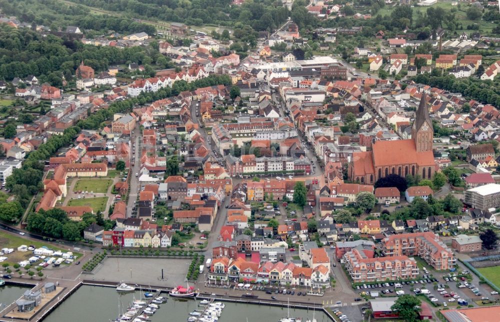 Barth aus der Vogelperspektive: Altstadtbereich und Innenstadtzentrum in Barth im Bundesland Mecklenburg-Vorpommern, Deutschland