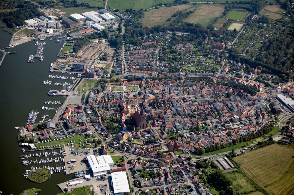 Barth von oben - Altstadtbereich und Innenstadtzentrum in Barth im Bundesland Mecklenburg-Vorpommern, Deutschland