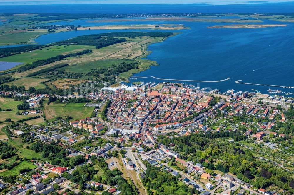 Barth von oben - Altstadtbereich und Innenstadtzentrum in Barth im Bundesland Mecklenburg-Vorpommern, Deutschland