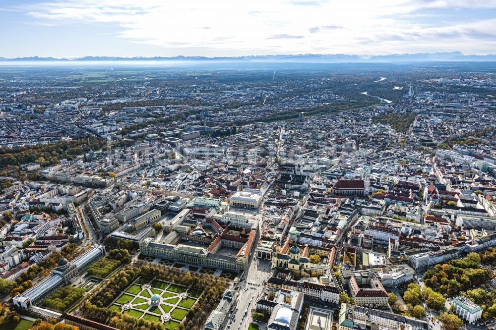 München von oben - Altstadtbereich und Innenstadtzentrum mit Bergblick in München im Bundesland Bayern, Deutschland