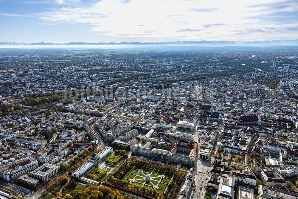 München aus der Vogelperspektive: Altstadtbereich und Innenstadtzentrum mit Bergblick in München im Bundesland Bayern, Deutschland