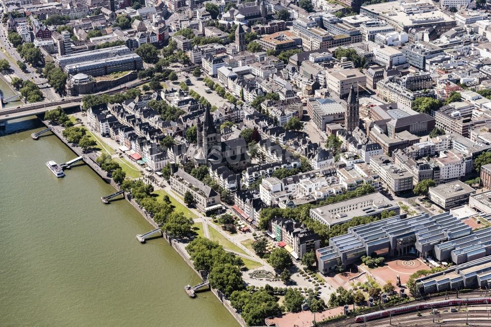 Köln aus der Vogelperspektive: Altstadtbereich und Innenstadtzentrum mit Blick auf die Kirche Groß St.Martin in Köln im Bundesland Nordrhein-Westfalen, Deutschland