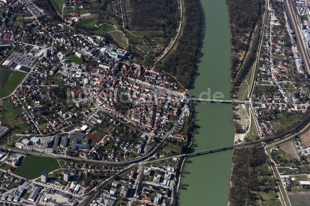 Luftbild Braunau am Inn - Altstadtbereich und Innenstadtzentrum in Braunau am Inn in Oberösterreich, Österreich